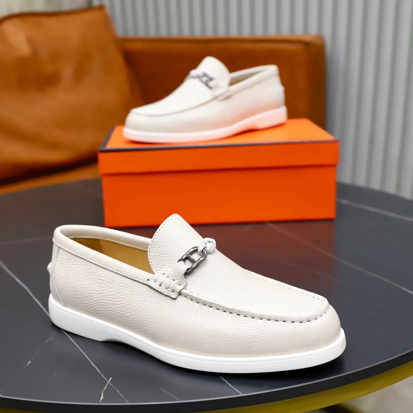 Ex-factory price: 560💰Hermès/Hermès slip-on men's shoes. This shoe is made of imported pebbled cowhide. It has simple and smooth lines and is combined with aerodynamically designed 3CM rubber foam ultra-light soles! Youthful and fashionable, classic H-shaped hardware buckle decoration, calf lining gently wraps the feet, with logo cowhide feet, casual and urban style, highlighting youthful vitality, sports and leisure version, super versatile, code number: 38-39-40-41-42-43-44 standard leather shoe size (45 can be customized but does not support returns)